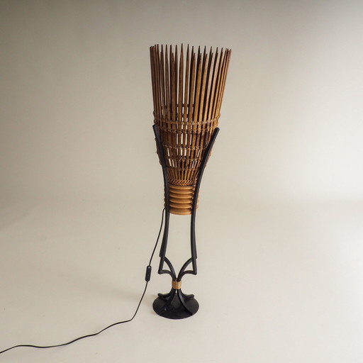 Bamboe en smeedijzeren vloerlamp