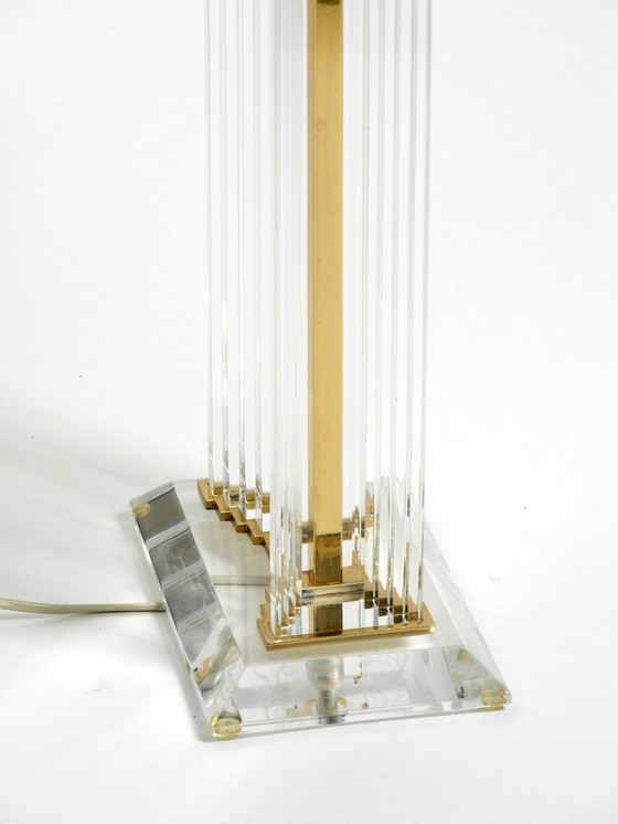 Image 1 of Grote plexiglazen tafellamp uit de jaren 1980 met zijden kap