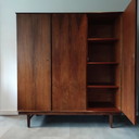 Vintage driedeurs kledingkast in palissander