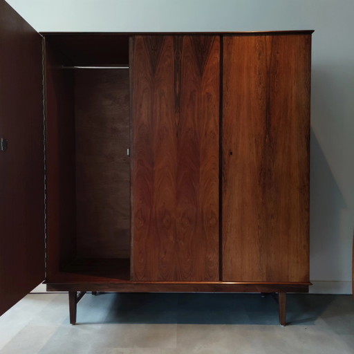 Vintage driedeurs kledingkast in palissander