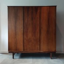 Vintage driedeurs kledingkast in palissander