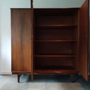 Vintage driedeurs kledingkast in palissander