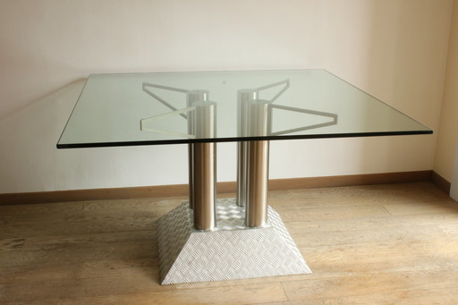 Postmodern eettafel met stalen buizen