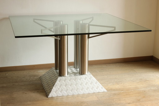 Postmodern eettafel met stalen buizen