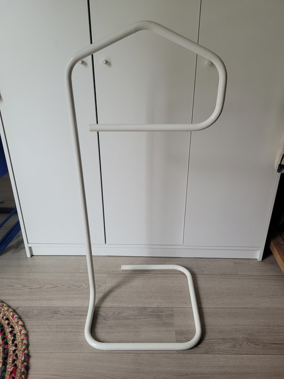 Image 1 of IKEA witte dressboy kledingrek deur Niels Gammelgaard