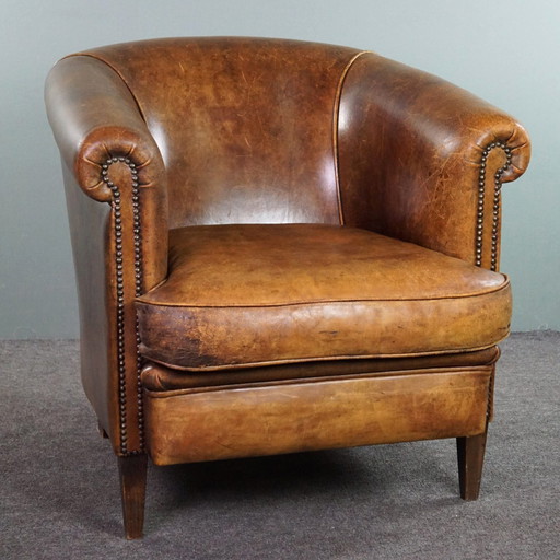 Clubfauteuil met patina, gemaakt van schapenleer