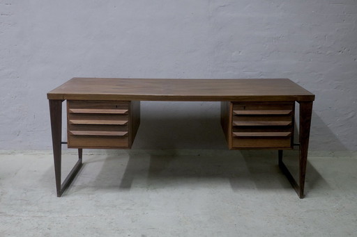 Kai Kristiansen Voor Feldballes Mobelfabrik Model 70 Rozenhouten bureau op sledeonderstel, 1960S