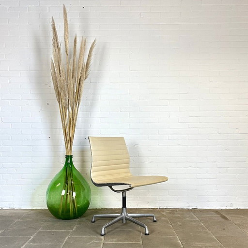 140 stuks, Herman Miller EA 106 Draaibare Crème Leren Designstoel