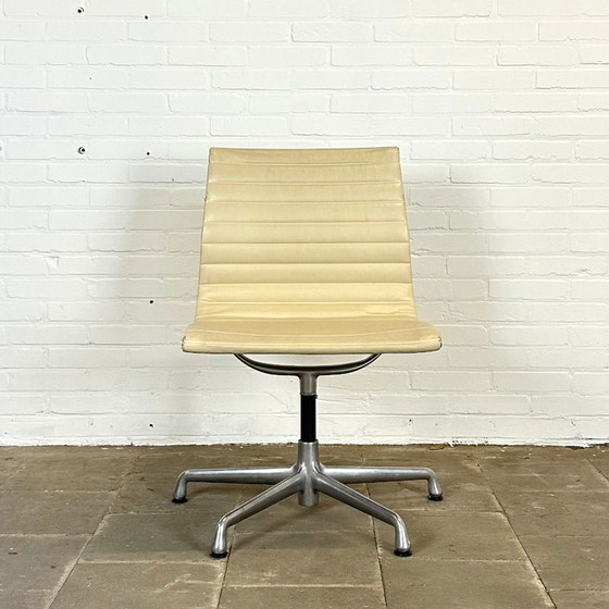 Image 1 of 140 stuks, Herman Miller EA 106 Draaibare Crème Leren Designstoel