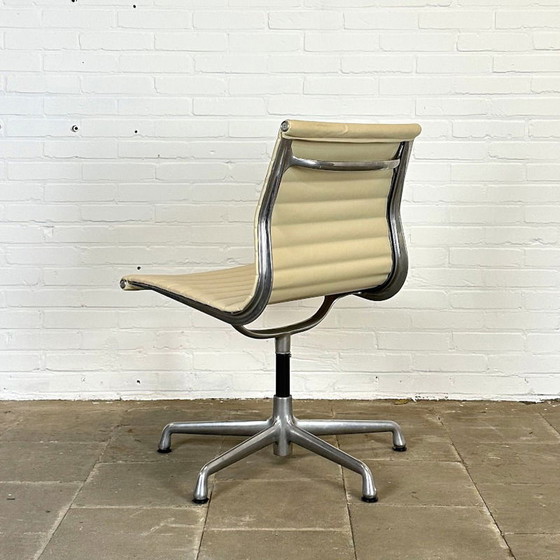 Image 1 of 140 stuks, Herman Miller EA 106 Draaibare Crème Leren Designstoel