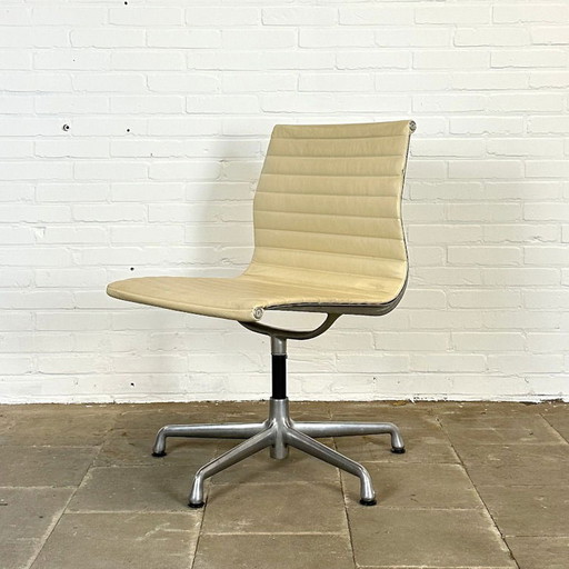 140 stuks, Herman Miller EA 106 Draaibare Crème Leren Designstoel