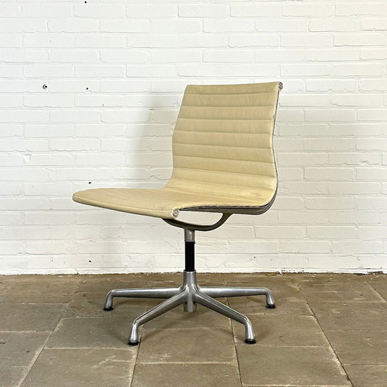 Image 1 of 140 stuks, Herman Miller EA 106 Draaibare Crème Leren Designstoel