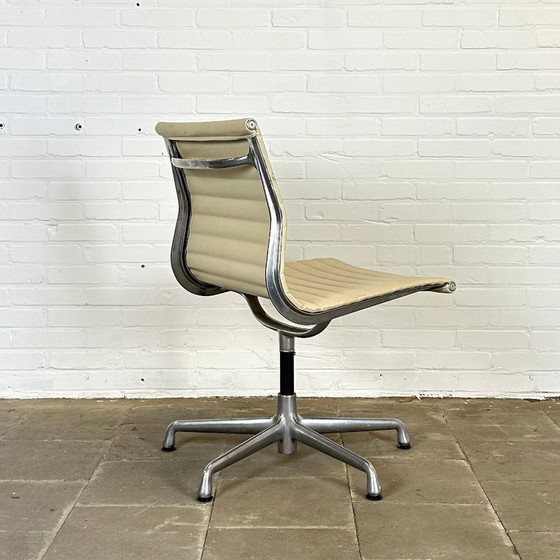 Image 1 of 140 stuks, Herman Miller EA 106 Draaibare Crème Leren Designstoel