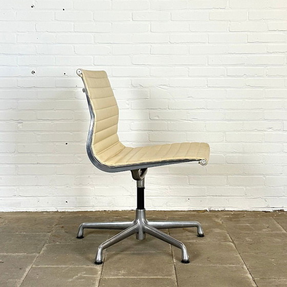 Image 1 of 140 stuks, Herman Miller EA 106 Draaibare Crème Leren Designstoel