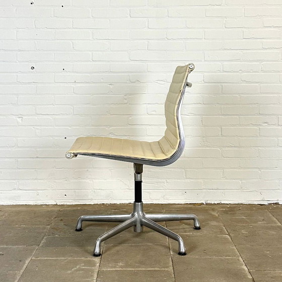 Image 1 of 140 stuks, Herman Miller EA 106 Draaibare Crème Leren Designstoel