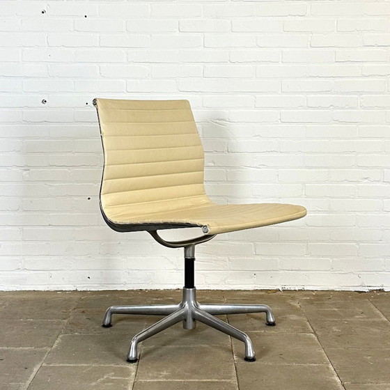 Image 1 of 140 stuks, Herman Miller EA 106 Draaibare Crème Leren Designstoel