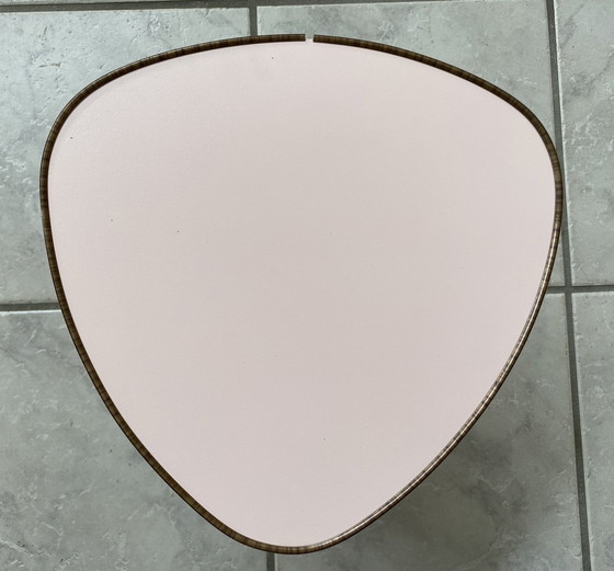 Image 1 of Roze formica kleine driehoekige bloementafel 1960