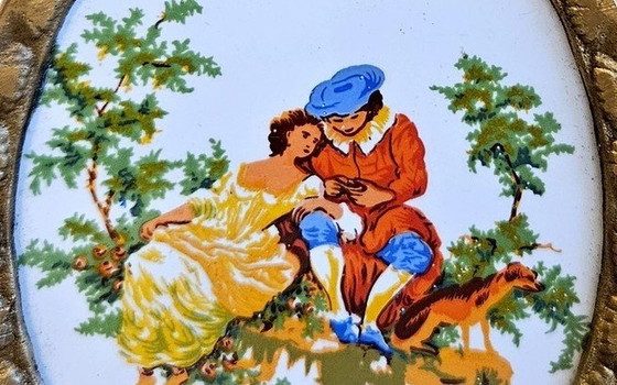 Image 1 of Vintage handgeschilderd liefdes porseleinen schilderij met messing frame kroon uit Egypte