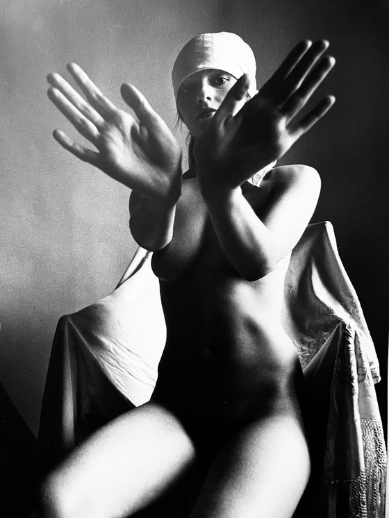 Image 1 of Grote Vintage Zilverdruk - De Mysterieuze Jonge Vrouw - Karin Székessy - 1980