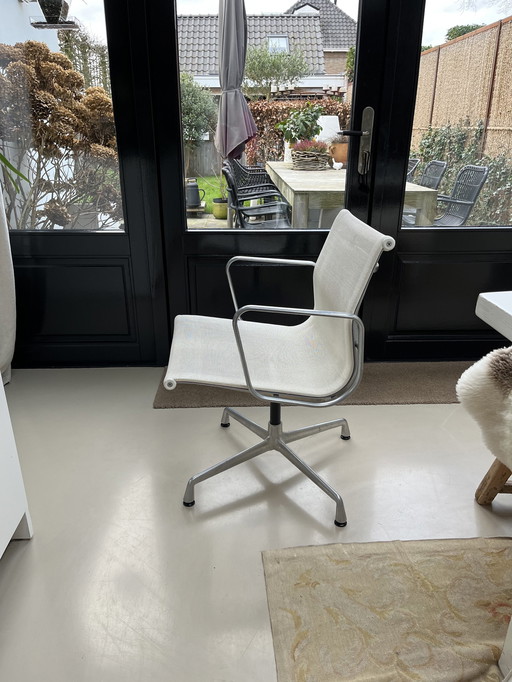 2X Vitra Eames 108 Netweave Chroom Bureaustoel