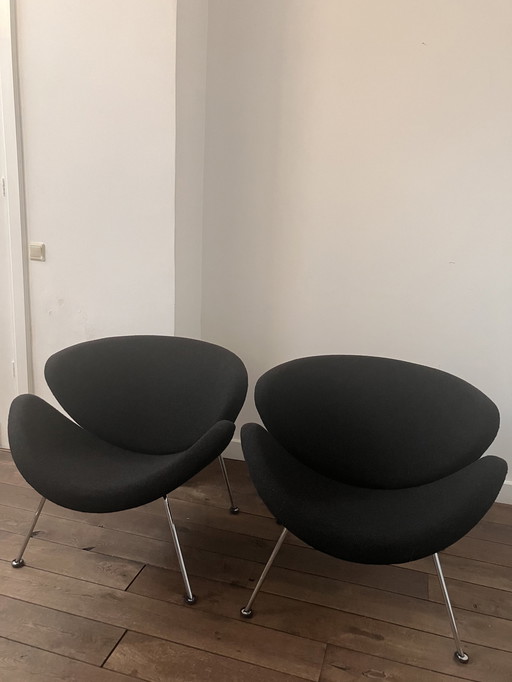 Twee Artifort Orange Slice Stoelen / Chairs Zwart Boucle