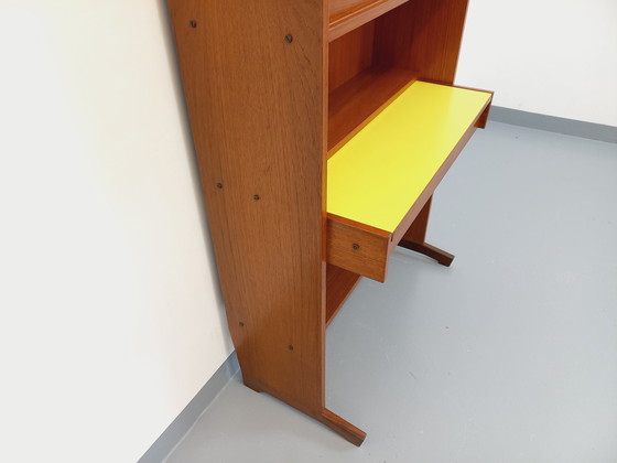 Image 1 of Boekenkast en secretairekast in teakhout en geel melamine uit de jaren 60