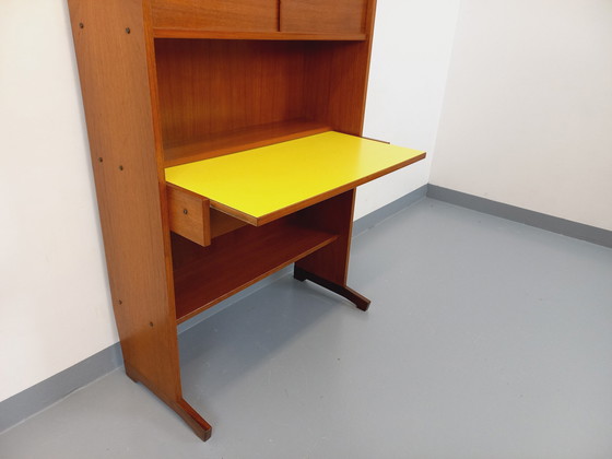 Image 1 of Boekenkast en secretairekast in teakhout en geel melamine uit de jaren 60