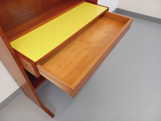 Image 1 of Boekenkast en secretairekast in teakhout en geel melamine uit de jaren 60