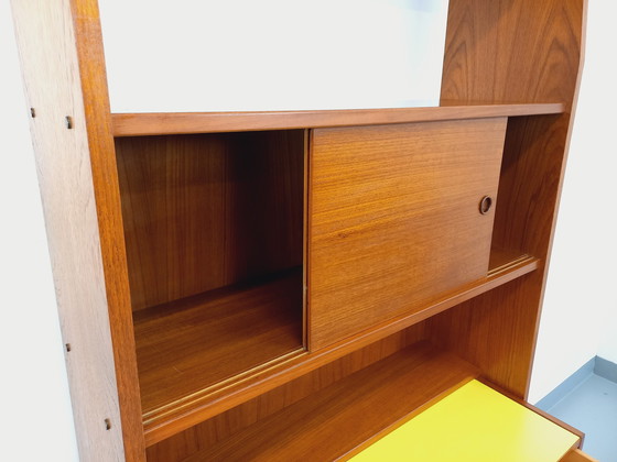 Image 1 of Boekenkast en secretairekast in teakhout en geel melamine uit de jaren 60