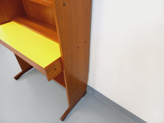 Image 1 of Boekenkast en secretairekast in teakhout en geel melamine uit de jaren 60