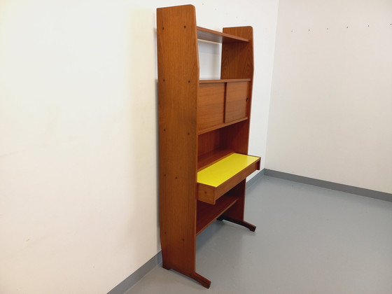 Image 1 of Boekenkast en secretairekast in teakhout en geel melamine uit de jaren 60