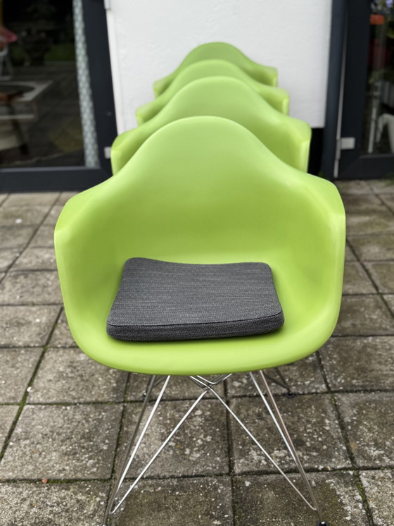 Image 1 of Set van 4 stoelen in Dar-stijl