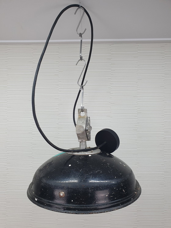 Image 1 of Zware Industriële Fabriekslamp. Zwart Emaille Hanglamp.