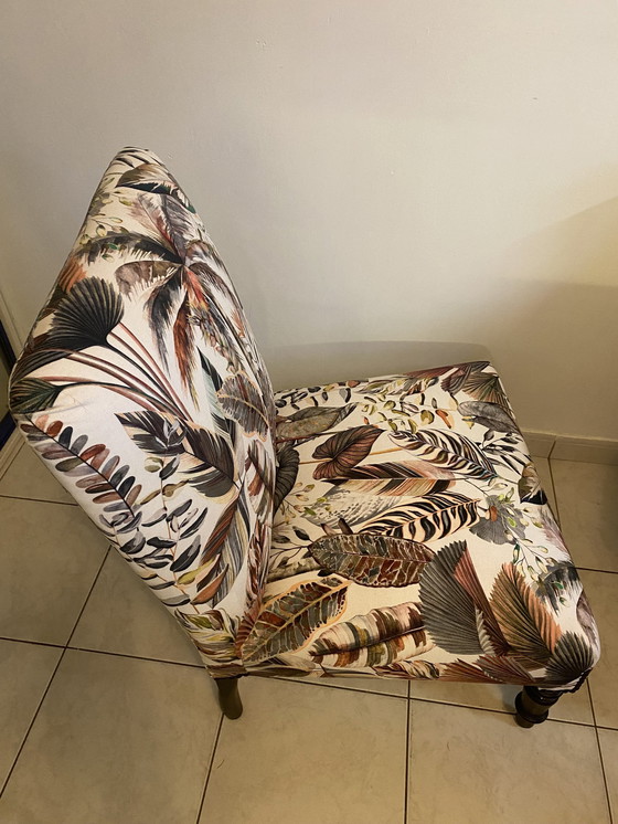 Image 1 of Een antieke Napoleon Iii stijl fauteuil en haardstoel bekleed met moderne kwaliteitsbloemstof