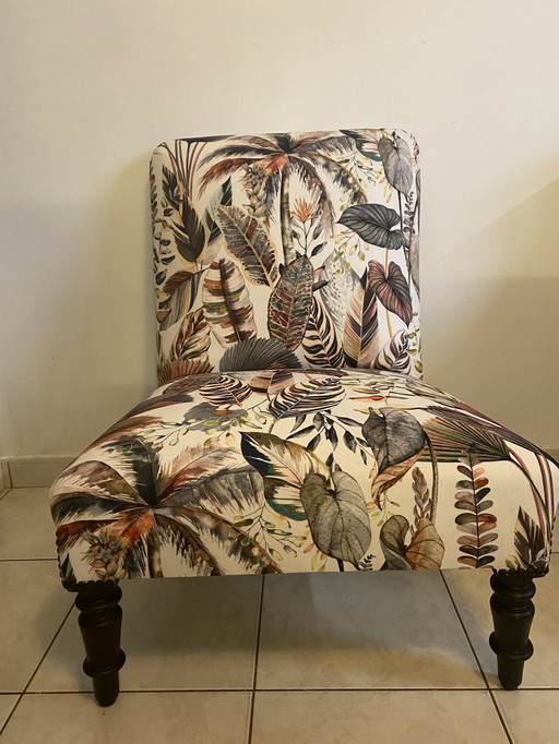 Een antieke Napoleon Iii stijl fauteuil en haardstoel bekleed met moderne kwaliteitsbloemstof