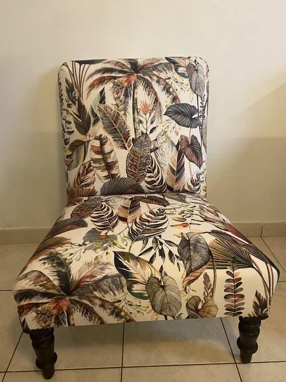 Image 1 of Een antieke Napoleon Iii stijl fauteuil en haardstoel bekleed met moderne kwaliteitsbloemstof