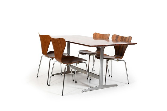 Image 1 of Arne Jacobsen Shaker Tafel en Serie 7 Stoelen 1960S