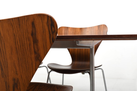 Image 1 of Arne Jacobsen Shaker Tafel en Serie 7 Stoelen 1960S