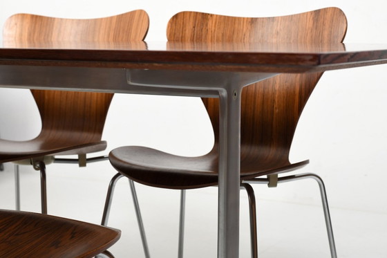 Image 1 of Arne Jacobsen Shaker Tafel en Serie 7 Stoelen 1960S