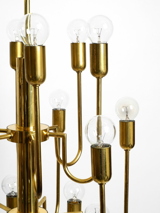 Image 1 of Prachtige kroonluchter van messing met 18 armen uit Mid Century en een lange messing stang.