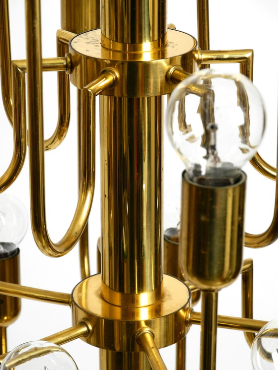 Image 1 of Prachtige kroonluchter van messing met 18 armen uit Mid Century en een lange messing stang.