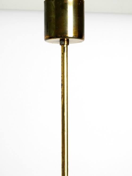 Image 1 of Prachtige kroonluchter van messing met 18 armen uit Mid Century en een lange messing stang.