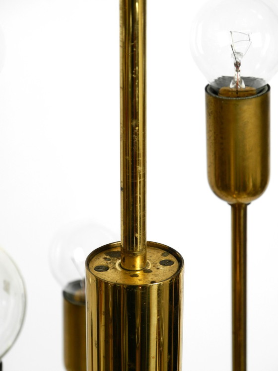 Image 1 of Prachtige kroonluchter van messing met 18 armen uit Mid Century en een lange messing stang.