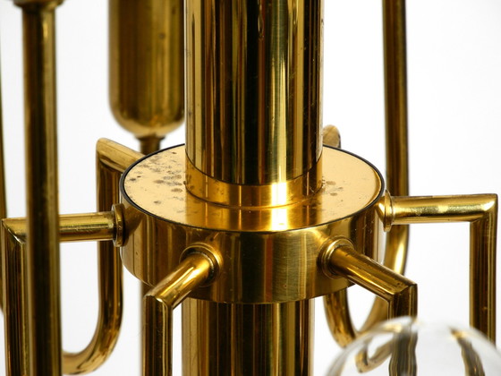 Image 1 of Prachtige kroonluchter van messing met 18 armen uit Mid Century en een lange messing stang.