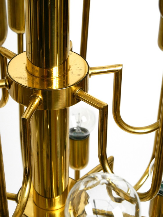 Image 1 of Prachtige kroonluchter van messing met 18 armen uit Mid Century en een lange messing stang.