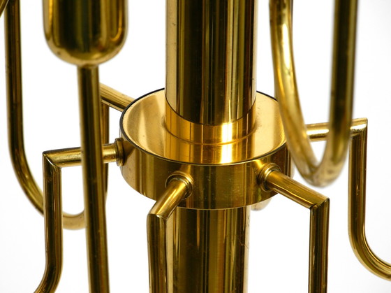 Image 1 of Prachtige kroonluchter van messing met 18 armen uit Mid Century en een lange messing stang.
