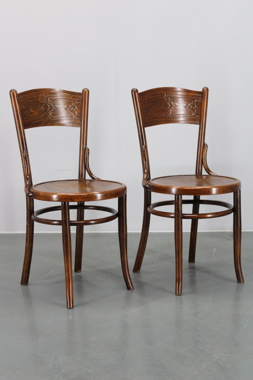 Paar gerestaureerde beukenhouten stoelen uit 1930 van Thonet - Mundus, Tsjecho-Slowakije