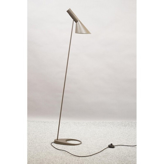 Image 1 of Vintage grijze metalen vloerlamp van Arne Jacobsen voor Louis Poulsen, Denemarken 1970