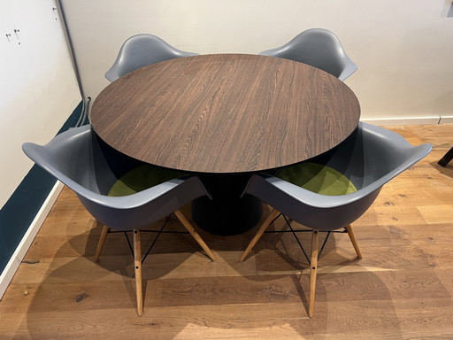 Moooi Classic Container Table Walnut met stoelende