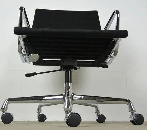 Image 1 of Vitra Eames EA117 Bureaustoel